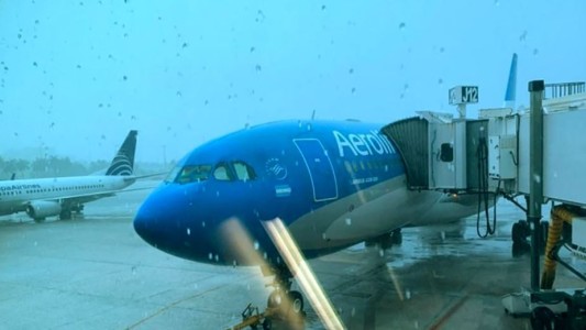 Demoras, cancelaciones y desvíos en Aeroparque por el fuerte temporal