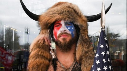 EE.UU: fue ícono de la invasión al Capitolio y ahora se postula para el Congreso