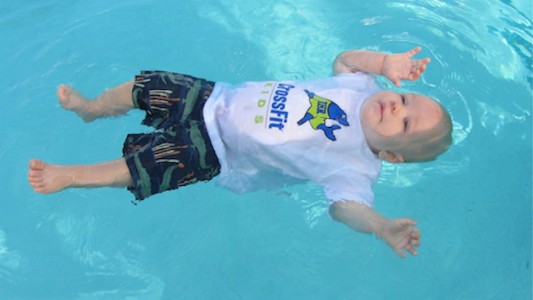 Auto-rescate acuático: cómo aprenden a flotar los niños de 6 meses a 6 años