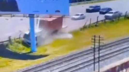 Impactante choque en la avenida Lugones: un camión perdió el control y quedó a metros de las vías del tren