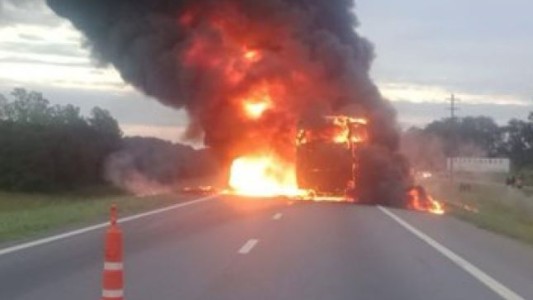 Corte total en Ruta 9 por el incendio de un micro