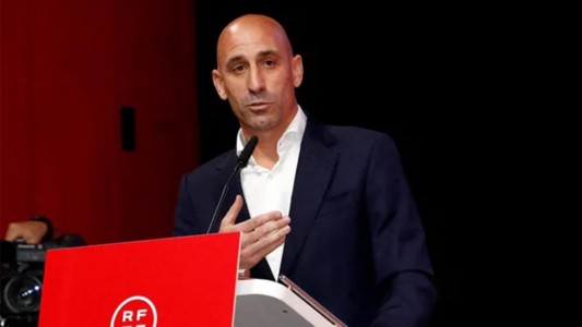 Inhabilitan por tres años a Luis Rubiales por el beso no consentido a Jenni Hermoso