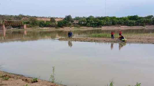 Se tiró al río, logró rescatar a su hijo de 8 años y murió ahogado