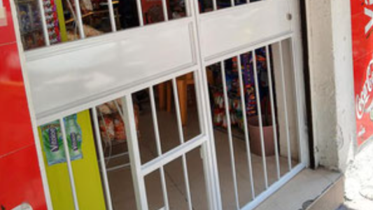 Nene de 11 años fue a comprar con sus mamá, se apoyó en la reja del almacén y murió electrocutado