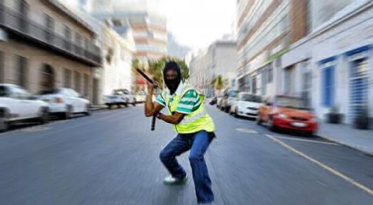 "Master Lolo" el cuidacoche contratado por un restaurante,  experto en "nunchaku"