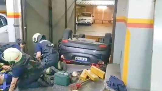 Video: rescataron a un hombre que cayó con su auto al hueco del montacargas