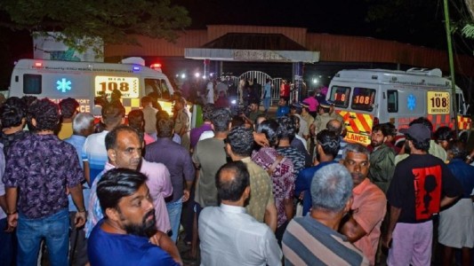 Cuatro jóvenes murieron por una avalancha durante un concierto en India