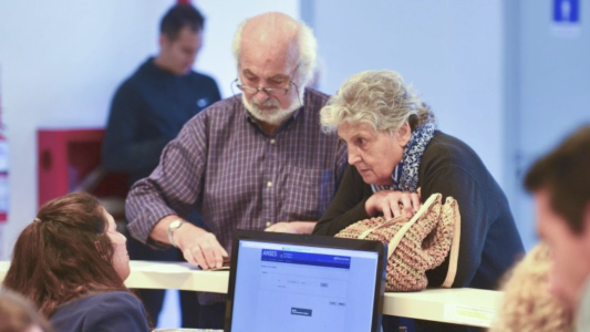 El Gobierno oficializó el bono de $55.000 para jubilados y pensionados
