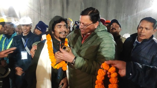 Lograron rescatar a los 41 obreros atrapados hace 17 días en un túnel en India