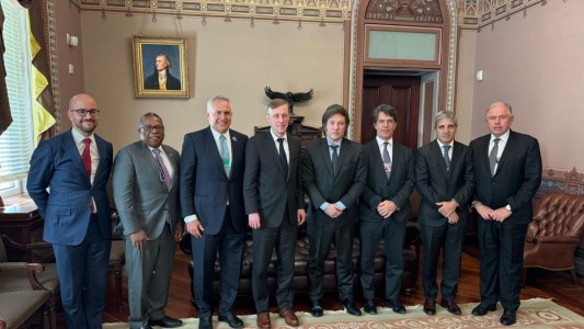 Milei en la Casa Blanca: reuniones con funcionarios de Biden y la foto con su equipo