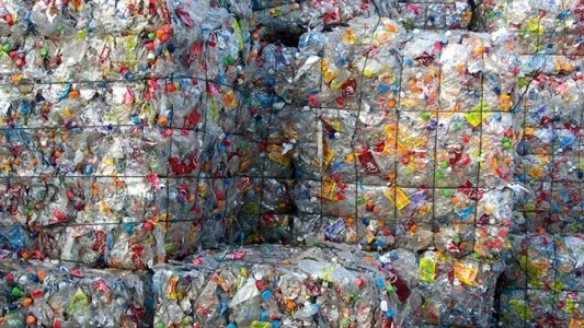 Anuncian la primera exposición de productos fabricados con plástico reciclado o reutilizado
