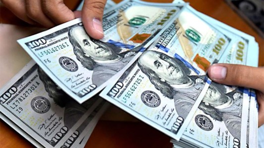 Se acentúa la baja del dólar blue, que se ubica debajo de los $900