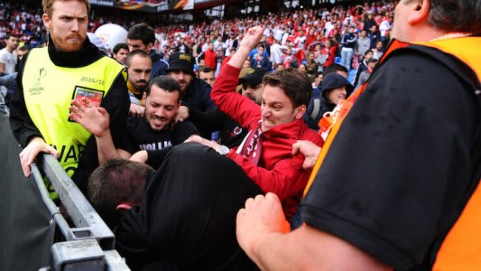 Así fue la batalla campal entre hinchas del Sevila y el Liverpool antes del duelo