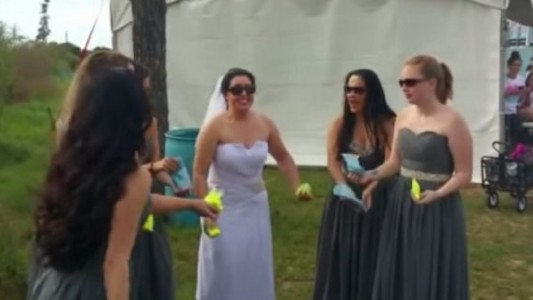 Video: el joven que noqueó a dos hombres que molestaron a su novia