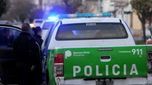 Una pelea entre familias termina con un hombre herido, tres policías agredidos y una casa incendiada