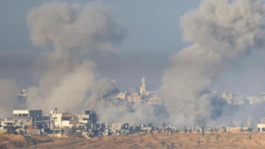 Israel intensifica bombardeos sobre Gaza: uno de los ataques impactó en un campo de refugiados