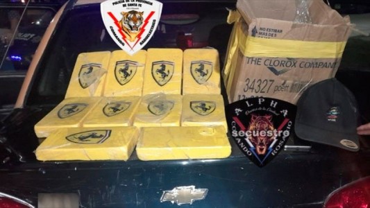 Detuvieron a una pareja que llevaba diez ladrillos de cocaína con el logo de "Ferrari"