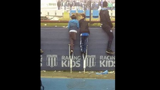 El emotiva razón por la que un jugador de Huracán mira siempre al costado en las fotos