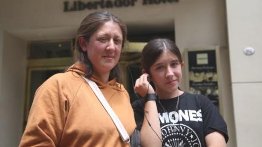 Una nena quiso regalarle una flor a Milei, la seguridad la rechazó pero luego fue recibida en el Hotel Libertador