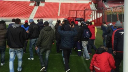 Barras de Independiente velaron a un hincha dentro de la cancha