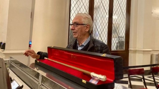 Pallarols visitó la Casa Rosada y entregó el bastón presidencial que usará Javier Milei