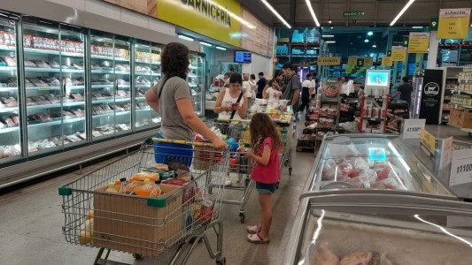 Filas interminables para "stockearse" ante el temor por los aumentos