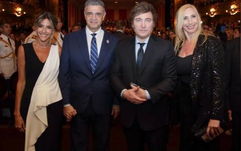 Milei cerró el domingo con la gala en el Colon la jornada de asunción