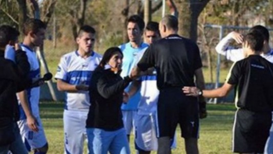 Una doctora frenó un partido de fútbol para evitar que un jugador vuelva a la cancha