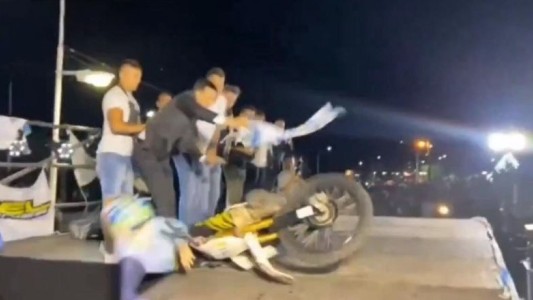 Video: Una moto perdió el control, chocó a un intendente y lo hizo caer de una rampa