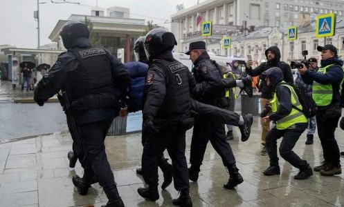 Rusos varones que tienen prohibido viajar deben entregar sus pasaportes en un plazo de cinco días