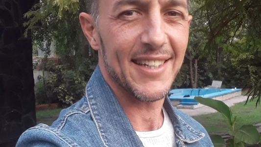 Quién es Gastón Ariel Mercanzini, el hombre que le arrojó un botellazo a Milei