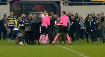 Violencia en Turquía: el presidente de un club noqueó al árbitro en un partido de la Superliga