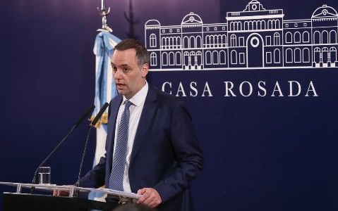 Adorni dio a conocer las primeras medidas de ajuste para “evitar la catástrofe”