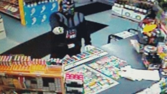 Arrestaron a Darth Vader por asaltar un supermercado