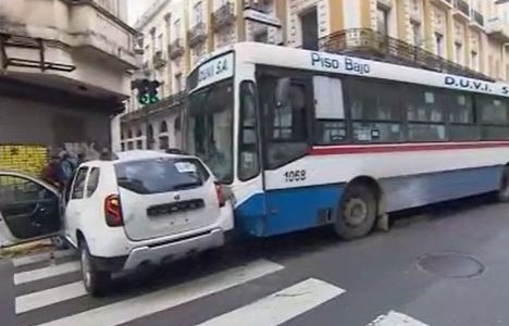 Trece personas heridas al chocar un colectivo y una camioneta en el centro porteño
