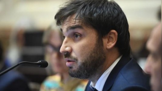 El gobernador de Chubut consideró “absurdo” privatizar YPF pero aseguró que le quitará las zonas que no explote