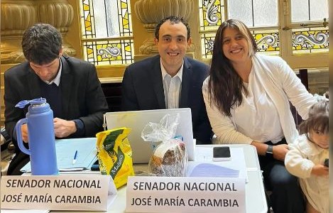 "Piquete" en el Senado: un legislador se quedó sin despacho y se instaló en el pasillo del Congreso