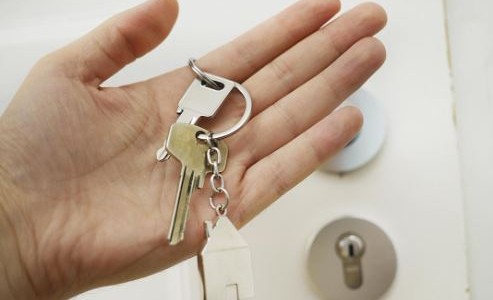 Consiguen las llaves en una camioneta estacionada y roban US$ 200.000 y euros en un departamento