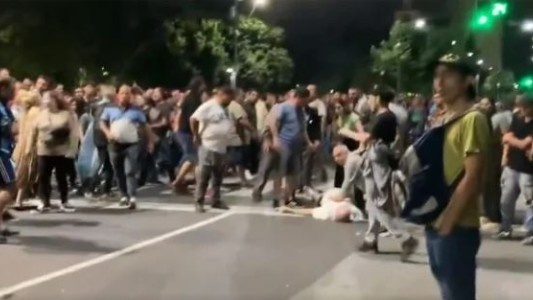 Un hombre murió tras descompensarse durante el cacerolazo en La Plata