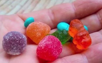 "Narcocaramelos": Desbaratan una banda que vendía gomitas con THC a través de las redes sociales