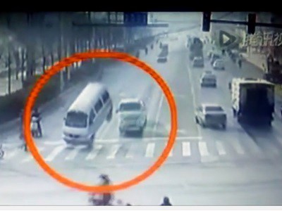 #EsViral Autos que levitan al llegar a un semáforo