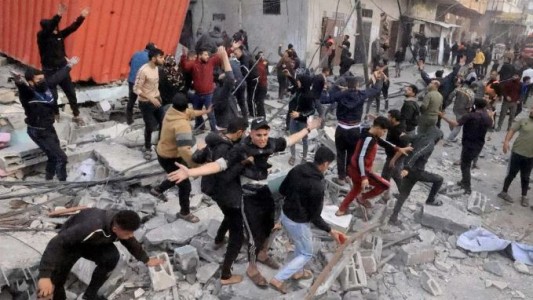 Gazatíes hambrientos saquearon camiones que llevaban agua y alimentos a la Franja