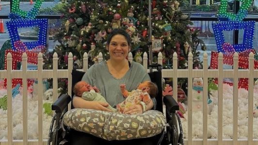 Una mujer con dos úteros tuvo mellizas que nacieron en días diferentes en EEUU