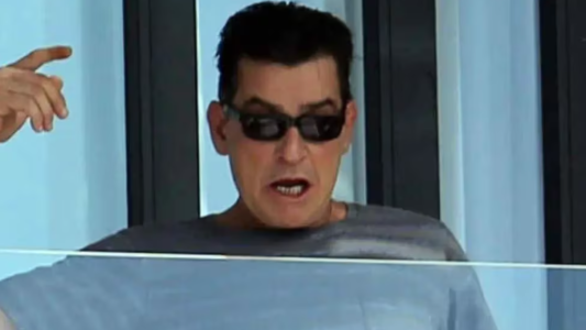 Una vecina de Charlie Sheen se metió en su casa e intentó asesinarlo