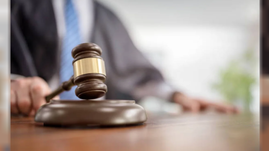 Jueces deberán usar "toga negra y martillo", según el nuevo paquete de leyes de Milei