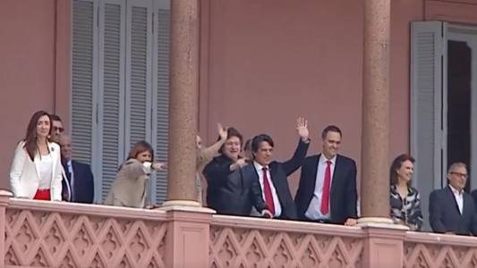 Javier Milei llevó a su gabinete al balcón de la Casa Rosada para saludar a la gente