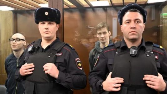 Dos rusos van a prisión por leer poesía contra la guerra en Ucrania