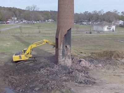 #EsViral el operador de una excavadora sepultado bajo los escombros de una chimenea gigante