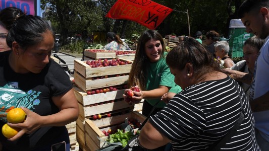"Alimentazo" en el último viernes del año: venden 80 mil kilos de alimentos a precios populares en la plaza Congreso