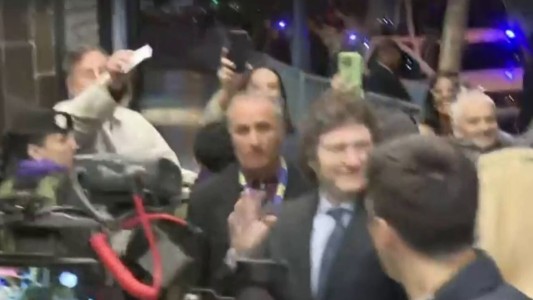 Así fue la llegada de Javier Milei al teatro de Mar del Plata para ver a Fátima Florez